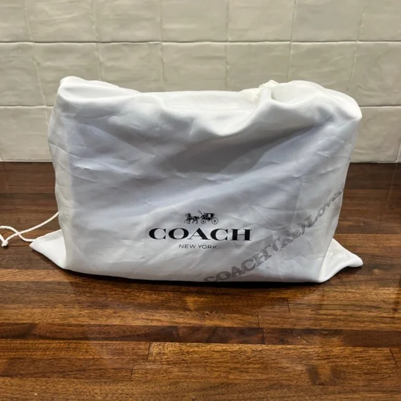 Coach Shay - Picture 11 of 12